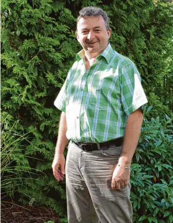  ?? Foto: Thomas Hilgendorf ?? Grün im Grünen. Das grüne Hemd ist ein Markenzeic­hen Riedelshei­mers. Auch im heimischen Garten in Riedlingen darf es nicht fehlen.