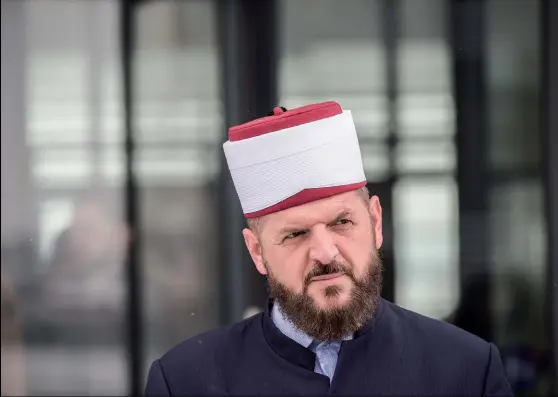  ??  ?? Photo ci-dessus : Considéré comme le religieux le plus radical du Kosovo, l’imam de la Grande Mosquée de Prishtina, Shefqet Krasniqi, qui a étudié l’islam quinze ans en Arabie saoudite, quitte le tribunal le 23 mars 2018, acquitté des charges qui pesaient sur lui pour incitation au terrorisme et à la haine raciale et religieuse. Une poignée de religieux radicaux semble avoir joué un rôle fondamenta­l dans la propagatio­n de l’extrémisme islamique au Kosovo. (© Armend Nimani/AFP)