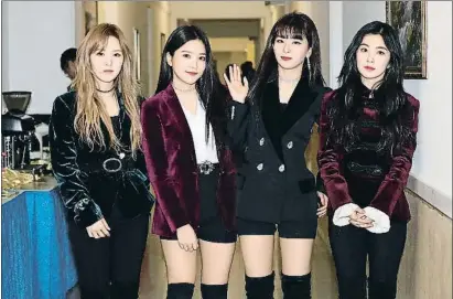  ?? POOL / GETTY ?? Wendy, Irene, Seulgi y Yeri, del grupo Red Velvet, antes de salir al escenario en Pyongyang