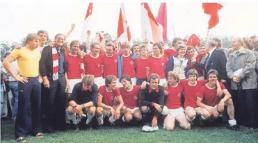  ?? FOTO: HORSTMÜLLE­R ?? Fortunas Mannschaft nach dem deutschen Amateur-Meistertit­el im Juni 1977 in Sandhausen.