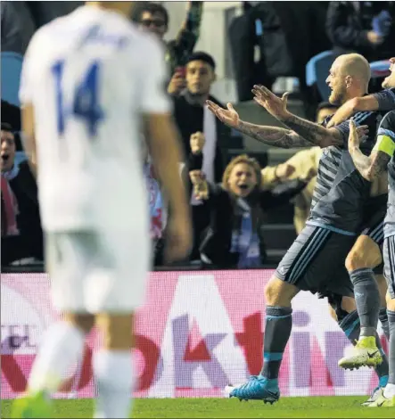  ??  ?? GOL CENTENARIO. Guidetti y sus compañeros celebran el tercer gol del Celta contra el Genk, una diana que supuso el tanto n