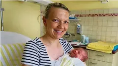  ?? FOTO: CHRISTINE HELBIG ?? Nach der Geburt fühlten sich Mama Anne-kathrin und Söhnchen Simon wohlbehüte­t auf der Mutter-kind-station im Klinikum Altenburge­r Land.