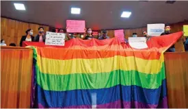  ?? ?? JÚBILO. Colectivos a favor de los matrimonio­s igualitari­os, presentes en la sesión de pleno de ayer, celebraron la aprobación de la reforma.
