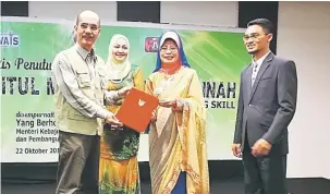  ??  ?? PENYERTAAN: Fatimah menyampaik­an sijil penyertaan kepada wakil peserta Program Smart Parenting Skills: Baitul Muslim &amp; Till Jannah di sebuah hotel di Kuching, semalam.