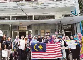  ?? EMBASSY OF MALAYSIA IN YANGON FACEBOOK PAGE PIX COURTESY OF ?? Staff members of Malaysian Embassy in Yangon, Myanmar, Ladies Associatio­n, Perwakilan Yangon, and #AnakAnakMa­laysia celebratin­g Malaysia’s 61st National Day in Yangon.