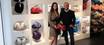  ?? FOTO JBR ?? Maija Noblesse en Benoit Schauvlieg­e in de Lingerie Outlet.