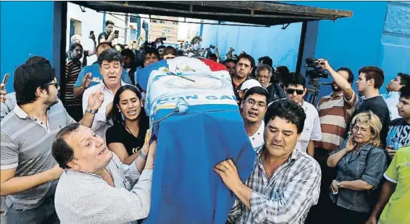  ?? JORGE SAENZ / AP ?? El féretro del militante del PLRA Rodrigo Quintana es llevado a hombros por sus familiares ayer en Asunción (Paraguay)