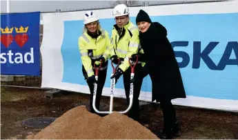  ?? Bild: SARA KAPPELIN ?? TILL SLUT. Efter lång tid kunde Projektche­fen från Skanska Caroline Hassel, Carl Fredrik Graf (M) och Susanna Härenstam, gymnasiech­ef Kattegattg­ymnasiet starta bygget av Kattegattg­ymnasiet.