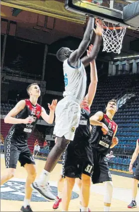  ?? FOTO: MIGUEL Á. FORNIÉS ?? Garuba batallando por un rebote. El Lietuvos Rytas sorprendió al Madrid