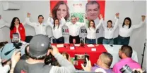  ?? ?? Miguel Riquelme y Maria Bárbara se comprometi­eron a seguir trabajando por el bien de Coahuila.
