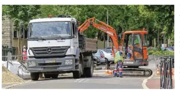  ??  ?? Dans certaines rues, les travaux nécessiten­t la neutralisa­tion de la voie et la mise en place d’une circulatio­n alternée.