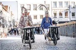  ?? RP-FOTO: ANDREAS ENDERMANN ?? Beim Probelauf auf dem Marktplatz versuchen Prinz Martin I. und Tonnenbaue­r Dino Conti Mica die Balance zu halten.