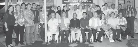  ??  ?? (Seated from second left) Ang, Han, Julaihi, Khoo, Jasmine Low Chui Ying with PBPM members and other police section heads and police personnel in a photocall.