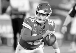  ?? STEVE LUCIANO/AP ?? Patrick Mahomes and the Chiefs will play their 17th regular season game in the 2021 campaign against the Aaron Rodgers and the Packers.