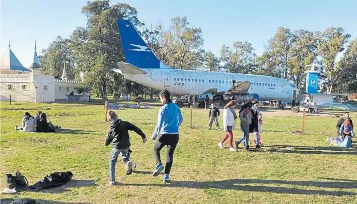  ?? MAURICIO NIEVAS ?? La novedad. Un avión Boeing 737 que transportó soldados durante la guerra de Malvinas, llegó desde Ezeiza y está siendo acondicion­ado como atracción.