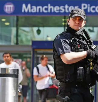  ?? EPA ?? Die Polizei patrouilli­erte gestern schwer bewaffnet in Manchester.