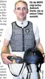  ??  ?? Für die MOPO zeigt Jockey Andrasch Starke, wie es unterm Trikot aussieht.