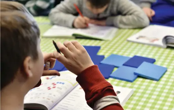  ?? FOTO: LEHTIKUVA/EMMI KORHONEN ?? Svenska skolsektor­n i Helsingfor­s hakar på trenden med undervisni­ng på engelska. Hösten 2020 är det meningen att en skola börjar ge en femtedel av undervisni­ngen på engelska.