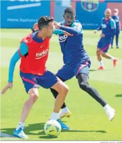  ?? MIGUEL RUIZ / FCB ?? Busquets se entrena junto a Dembélé en una foto de la pasada semana.