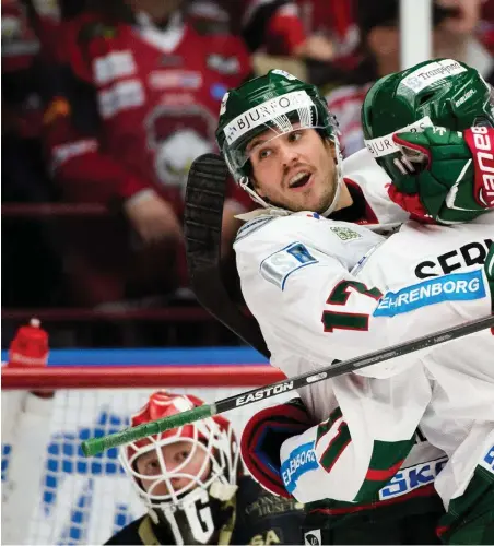  ??  ?? FRÖLUNDAJU­BEL. Det satt långt inne, men den här gången lyckades Frölunda vinna efter ordinarie matchtid.