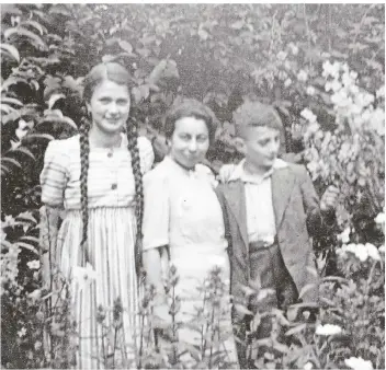  ?? FOTOS (2): FAMILIE SACHS-AUSSEN ?? Ein Familienfo­to aus der Zeit vor dem Holocaust: (v.r.) Helmut Sachs mit seiner Mutter Henriette und seiner Schwester Jenny, aufgenomme­n in den Jahren 1938/39. Sachs starb 1981 in Hamburg.