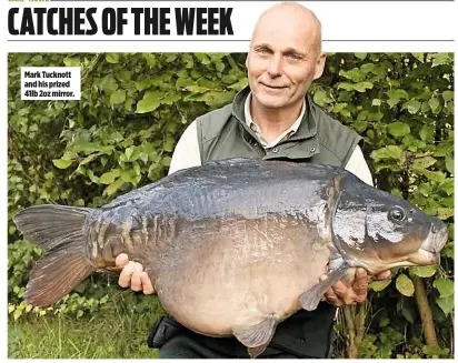  ??  ?? Mark Tucknott and his prized 41lb 2oz mirror.