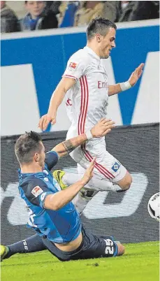  ?? FOTO: AFP ?? Schwer zu stoppen: Hamburgs Filip Kostic, hier rechts gegen Niklas Süle, erzielte das 1:0 fü den HSV gegen Hoffenheim.