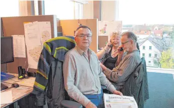  ?? FOTO: BAWA ?? Standen den Anfragen der Leser Rede und Antwort: die Zahnärzte Michael Kalb, Dagmar Kügele und Wolfgang Loidol bei der Telefonakt­ion im Medienhaus Schwäbisch­er Verlag in Ravensburg.