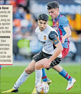  ?? ?? Carlos Soler, con Pedri en el Valencia-Barça de esta temporada.