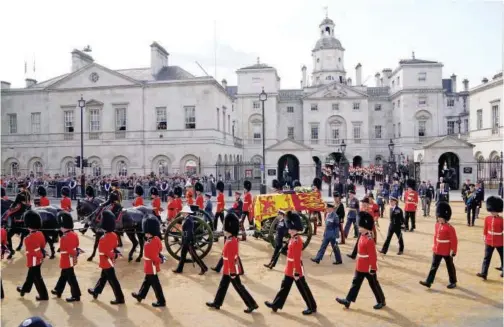  ?? Reuters ?? ±
The coffin of Queen, draped in the Royal Standard with the Imperial State Crown placed on top, is carried in a ceremonial procession from Buckingham Palace to Westminste­r Hall, London, on Wednesday.