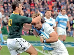  ??  ?? Juan Martin Fernandez Lobbe (R) of Argentina's Los Pumas fights for the ball with Morne Steyn of South Africa's Springboks during their Rugby Championsh­ip match at Malvinas Argentinas stadium in Mendoza - REUTERS
