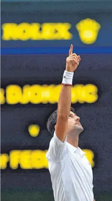  ?? FOTO: DPA ?? Starkes Spiel, glücklich( er) es Ende: Novak Djokovic nach 4: 57 Stunden Finalkrimi gegen Roger Federer.