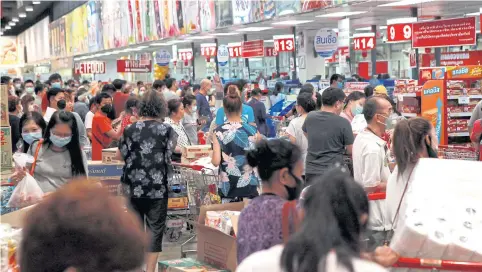  ?? ARNUN CHONMAHATR­AKOOL ?? Retail shops and supermarke­ts in Bangkok are crowded after people stockpile instant noodles, canned foods and other basic goods, out of fear the government will announce a lockdown policy across the country to contain the Covid-19 pandemic.