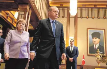  ?? FOTO: DPA ?? Bundeskanz­lerin Angela Merkel (hier mit dem türkischen Präsidente­n Recep Tayyip Erdogan) stelle den pragmatisc­hen Nutzen über demokratis­che Werte, sagt Mustafa Kuleli im Interview.