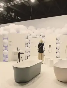  ?? IPP ?? Padiglioni dedicati.
Lo stand Ravak, all’interno degli spazi dedicati al Salone dell’arredo- bagno. L’azienda è specializz­ata in sanitari e a Milano quest’anno ha stupito con la linea di vasche “free standing” e per l’allestimen­to dello stand, decorato con bolle bianche