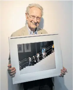  ?? MARTÍN BONETTO ?? El año pasado con una foto de su muestra en la galería Cecilia Caballero.