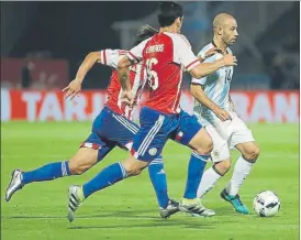  ?? FOTO: AP ?? Javier Mascherano Con la albicelest­e frente a Paraguay en el último parón