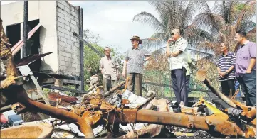  ??  ?? Wan Junaidi (second left) inspects the site of the  re at Kampung Boyan.