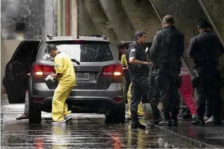  ?? Márcio Alves/Agência O Globo ?? Carro que transporta­va turistas na favela da Rocinha, na zona sul do Rio, chega à emergência do Hospital Miguel Couto