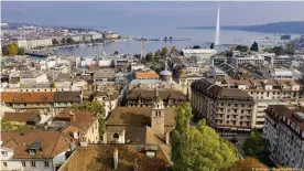  ??  ?? La ciudad a orillas del lago Ginebra, con su caracterís­tico chorro de agua de 140 metros de altura. También uno de los más altos del mundo.