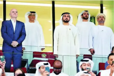  ?? REUTERS ?? Infantino, presidente de la FIFA, junto a su homólogo de la Federación de Emiratos Árabes