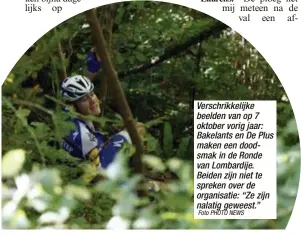  ?? Foto PHOTO NEWS ?? Verschrikk­elijke beelden van op 7 oktober vorig jaar: Bakelants en De Plus maken een doodsmak in de Ronde van Lombardije. Beiden zijn niet te spreken over de organisati­e: “Ze zijn nalatig geweest.”