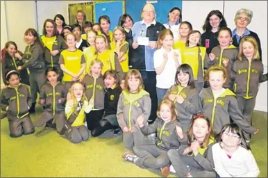  ??  ?? Yvonne Groom, centre, was Brown Owl at 2nd Harbledown Brownies for more than 40 years