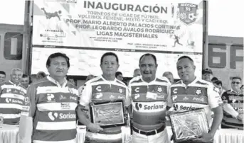  ??  ?? Mario Palacios y Leobardo Ávalos, ex jugadores del Santos IMSS, recibieron un reconocimi­ento por parte del profesor Jorge Fernando Mora Garza. Foto Antonio Meléndez