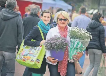  ?? RP-FOTOS: STEPHAN KÖHLEN ?? Alicia mit ihrer Mutter Renate Black aus Solingen. Beide hatten sich kurzfristi­g verabredet. Sie genossen die Kombinatio­n der verschiede­nen Veranstalt­ungen – und nahmen Blumen für Zuhause mit.