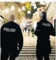  ?? FOTO: DETLEF ILGNER ?? Die Polizei kontrollie­rt in der Gladbacher Altstadt.