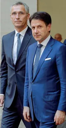  ??  ?? A Roma Il premier Giuseppe Conte, 55 anni, con il segretario generale della Nato Jens Stoltenber­g, 60, durante l’incontro di ieri a Palazzo Chigi