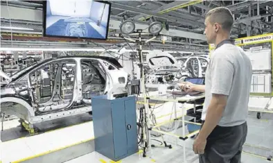  ?? EFE / ALEJANDRO GARCÍA ?? Un trabajador, en la planta de Opel en Zaragoza.