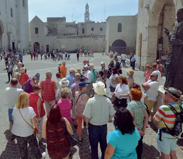  ??  ?? Boom Turisti a Bari, sul sagrato di San Nicola. Nei primi sette mesi del 2018 crescono le presenze straniere in Puglia