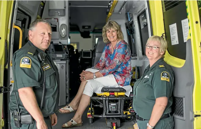  ?? DAVID WALKER/STUFF ?? Sharon Duthie pictured with Sharon is paramedic Don Harborne (left) and EMT Cushla Murdoch who treated her at the time.